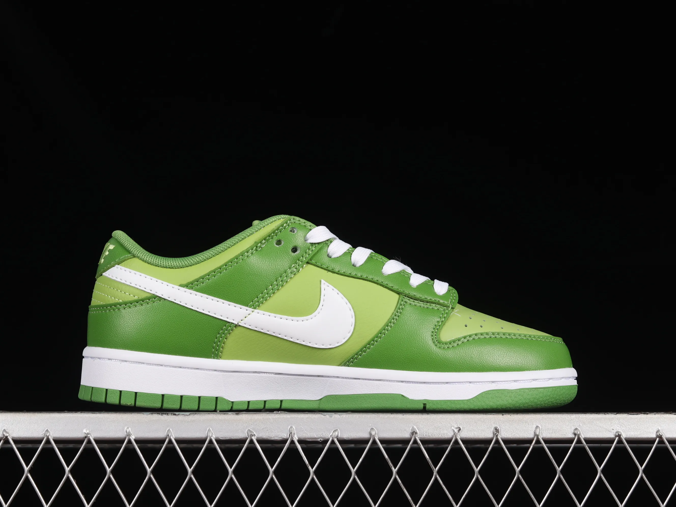 All categories Nk SB Dunk Series Nk SB Dunk Low low-top sneakers F version Nk SB Dunk Low "Green White" SB Dunk Series low-top casual sports skateboard shoes DJ6188-300